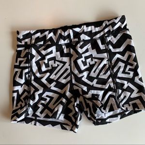UO Without Walls black/white print short S/4